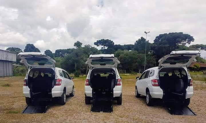 Frota de táxis acessíveis com rampa aberta