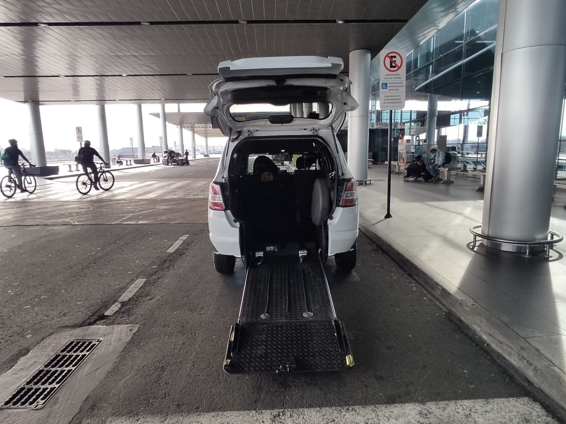 Táxi acessível com rampa aberta no aeroporto