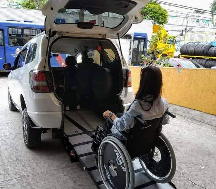 Cadeirante embarcando pela rampa